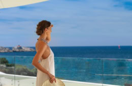Frau schaut vom Balkon eines Valamar Hotels in die Ferne