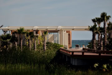 Amanvari-Resort an der Baja California mit Palmen, Lagunenlandschaft und Blick auf das Sea of Cortez in Mexiko