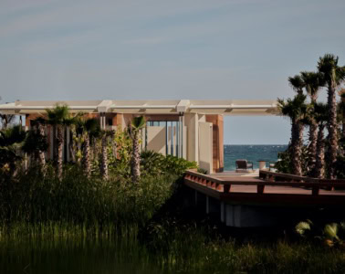 Amanvari-Resort an der Baja California mit Palmen, Lagunenlandschaft und Blick auf das Sea of Cortez in Mexiko