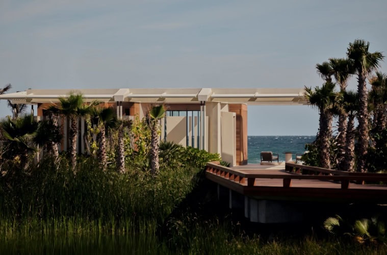 Amanvari-Resort an der Baja California mit Palmen, Lagunenlandschaft und Blick auf das Sea of Cortez in Mexiko