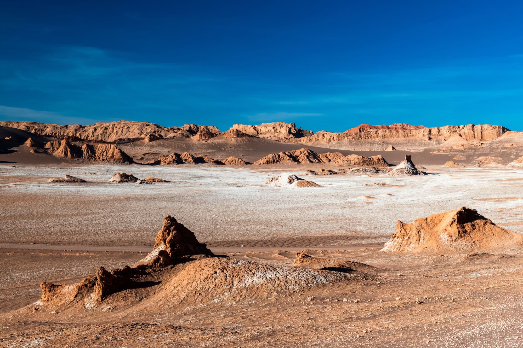 Eine Landschaft in einer roten Steinwüste; der Boden ist übersäht von zackigen Felsformationen, die an die Mondoberfläche erinnern.