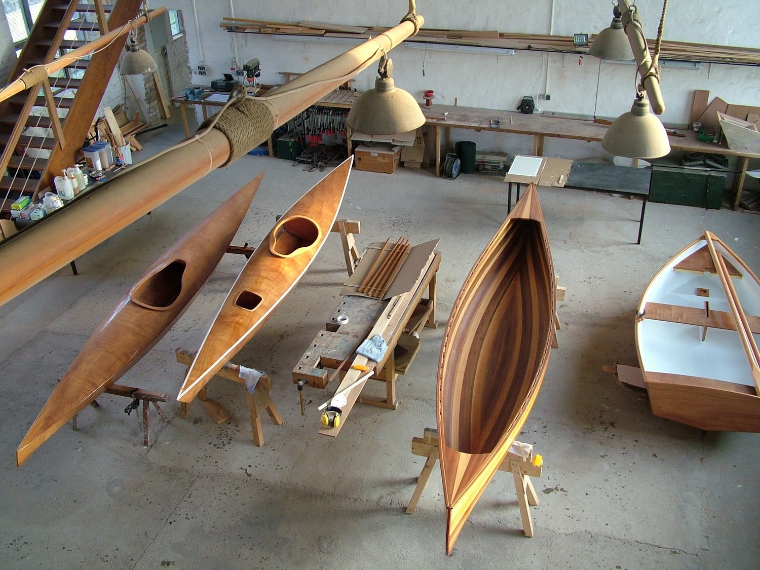 Selbst gebaute Holzkajaks und Boote in der Werkstatt von boot-workshop in Peenemünde auf Usedom