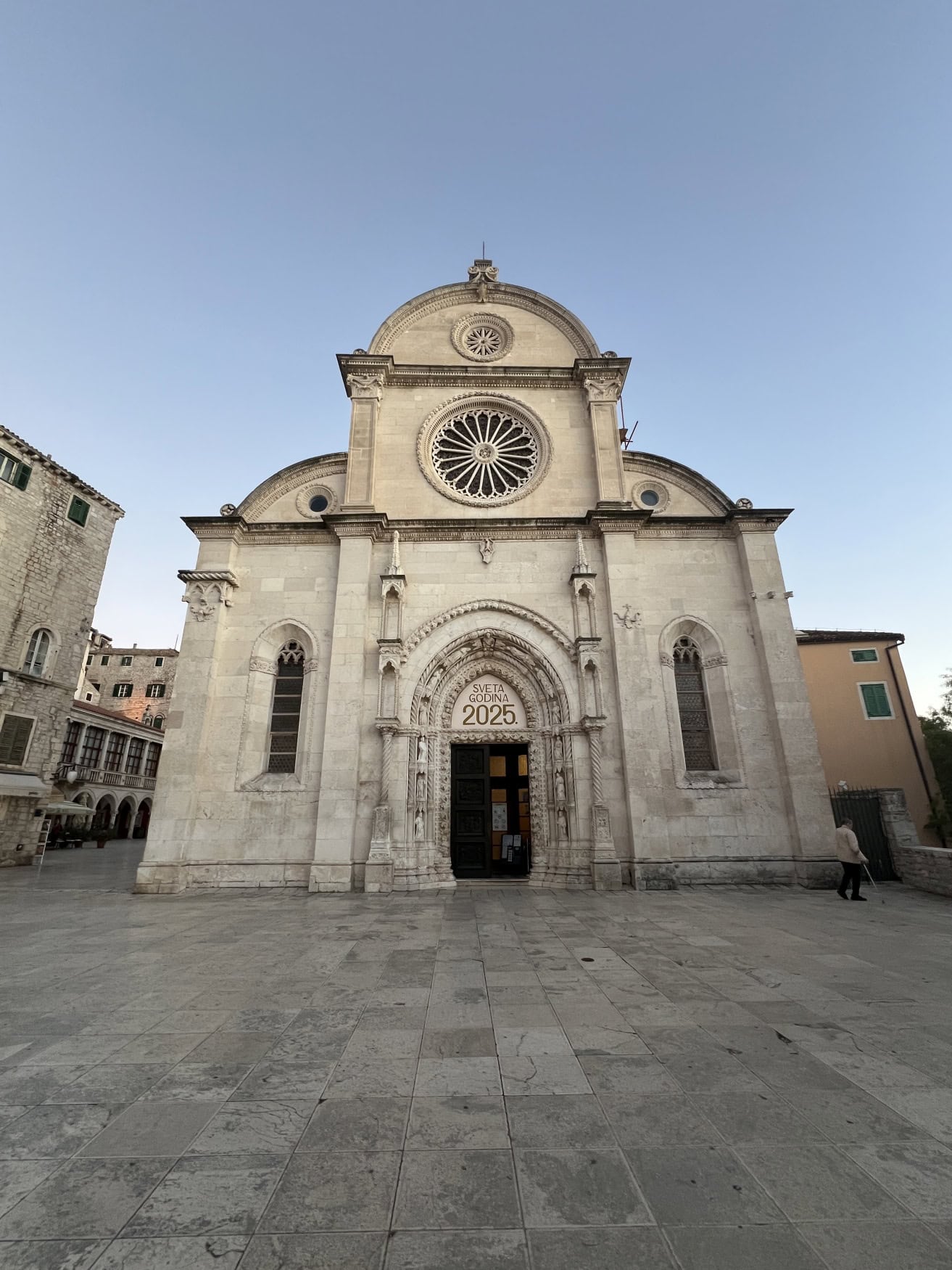 Das weiße Portal der Kirche in Sibenik, einer mittelalterlichen Stadt in Dalmatien in Kroatien.
