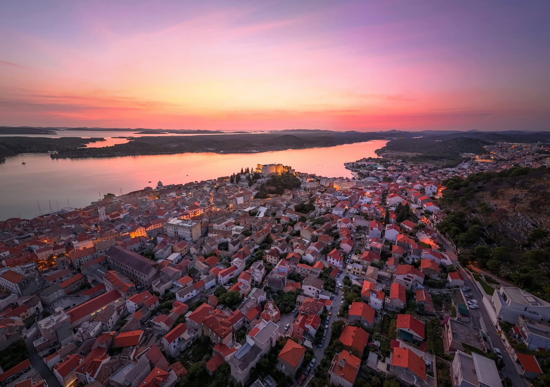 Luftansicht der mittelalterlichen Stadt Sibenik im kroatischen Dalmatien.