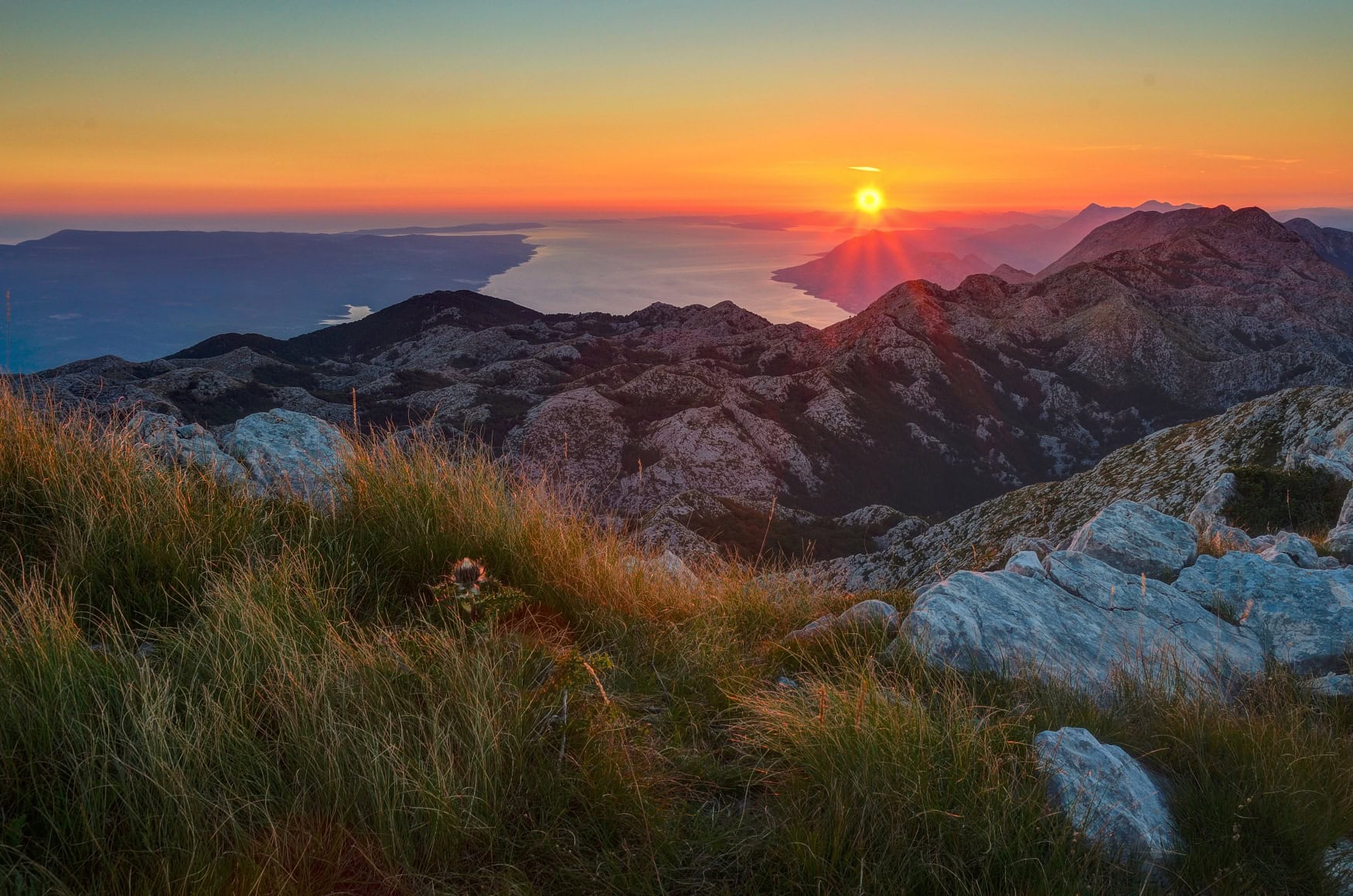 Blick auf die Adria vom Sveti Jure in Dalmatien, einem Gebirge in Kroatien.