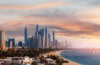 Blick auf Skyline von Dubai und Strand