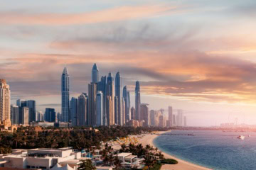 Blick auf Skyline von Dubai und Strand
