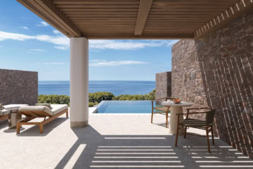 Überdachter Außenpool mit Liegen und Blick aufs Meer im Hotel Erema auf Milos in Griechenland.