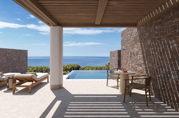 Überdachter Außenpool mit Liegen und Blick aufs Meer im Hotel Erema auf Milos in Griechenland.