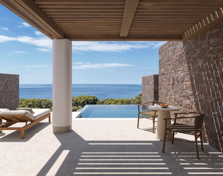 Überdachter Außenpool mit Liegen und Blick aufs Meer im Hotel Erema auf Milos in Griechenland.