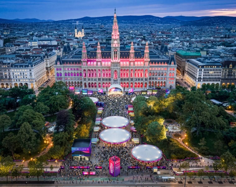 Blick auf Wiens Rathausplatz, auf dem ein Event mit vielen Besuchern stattfindet