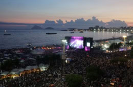 Archivbild: Menschenmenge bei Konzert an der Copacabana in Rio de Janeiro bei Sonnenuntergang