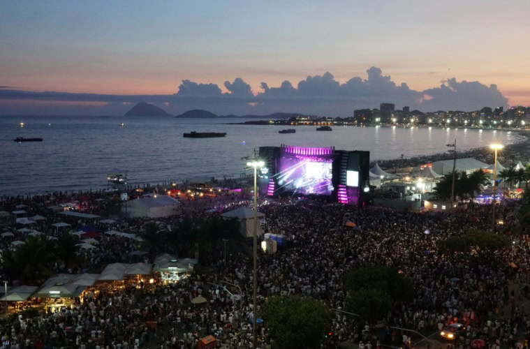 Archivbild: Menschenmenge bei Konzert an der Copacabana in Rio de Janeiro bei Sonnenuntergang