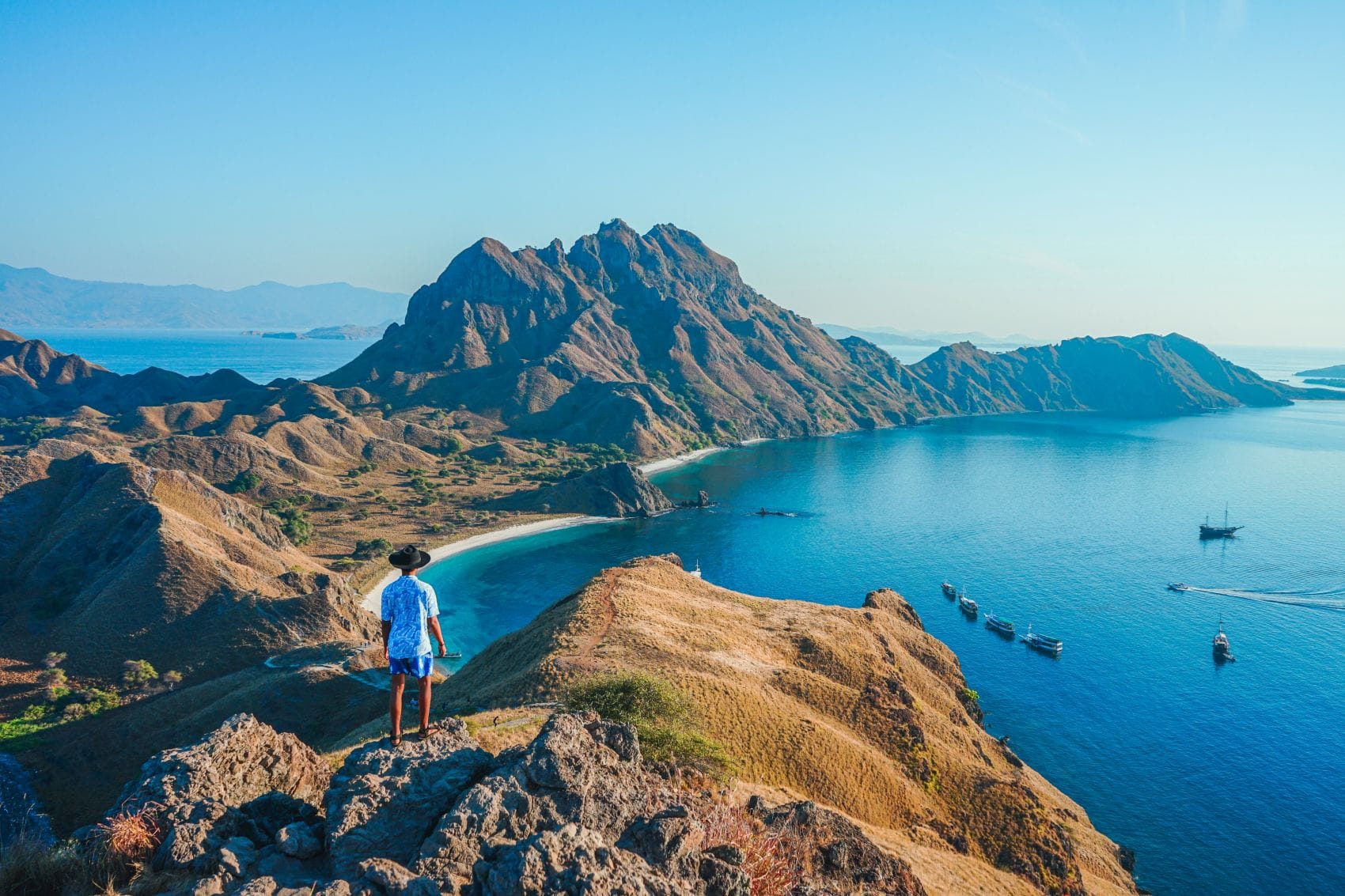 Mann genießt Aussicht auf Insel Padar in Indonesien
