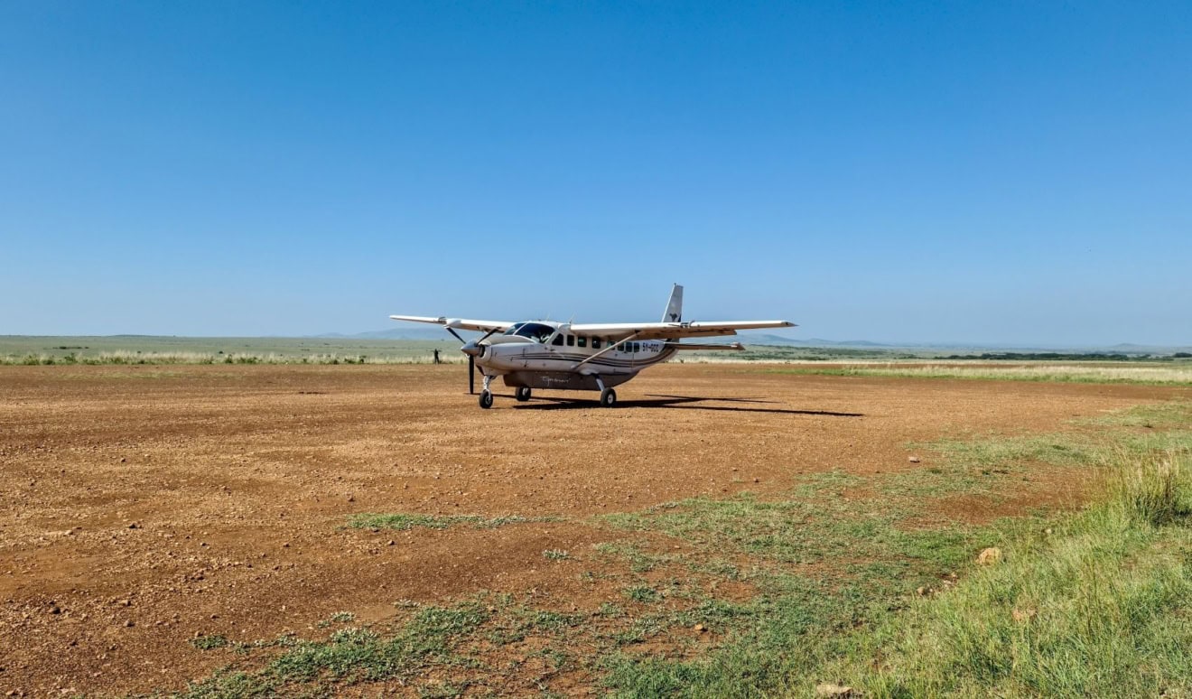 Propellerflugzeug auf Piste des Flughafen Keekorok im Masai Mara Reserve