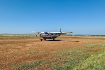 Propellerflugzeug auf Piste des Flughafen Keekorok im Masai Mara Reserve