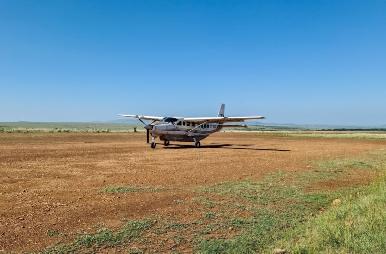 Propellerflugzeug auf Piste des Flughafen Keekorok im Masai Mara Reserve