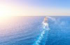 Kreuzfahrtschiff ind er Ferne auf dem Weg zum Horizont
