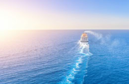Kreuzfahrtschiff ind er Ferne auf dem Weg zum Horizont