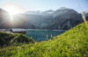 Zwei Personen wandern bei den Hochgebirgsstauseen in Zell am See-Kaprun.