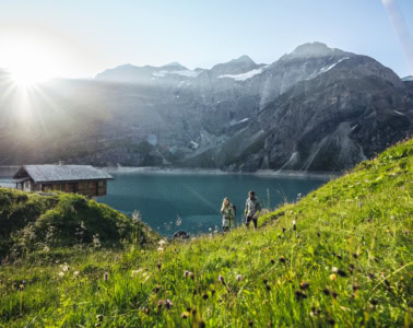 Zwei Personen wandern bei den Hochgebirgsstauseen in Zell am See-Kaprun.