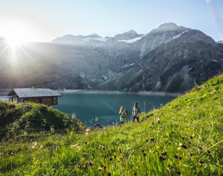 Zwei Personen wandern bei den Hochgebirgsstauseen in Zell am See-Kaprun.
