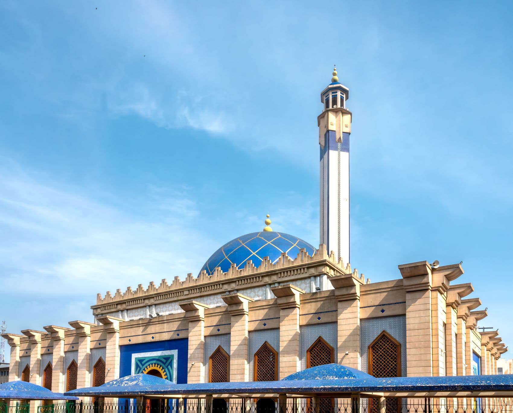 Blick auf die Mosquée Salam du Plateau in Abidjan in der Elfenbeinküste