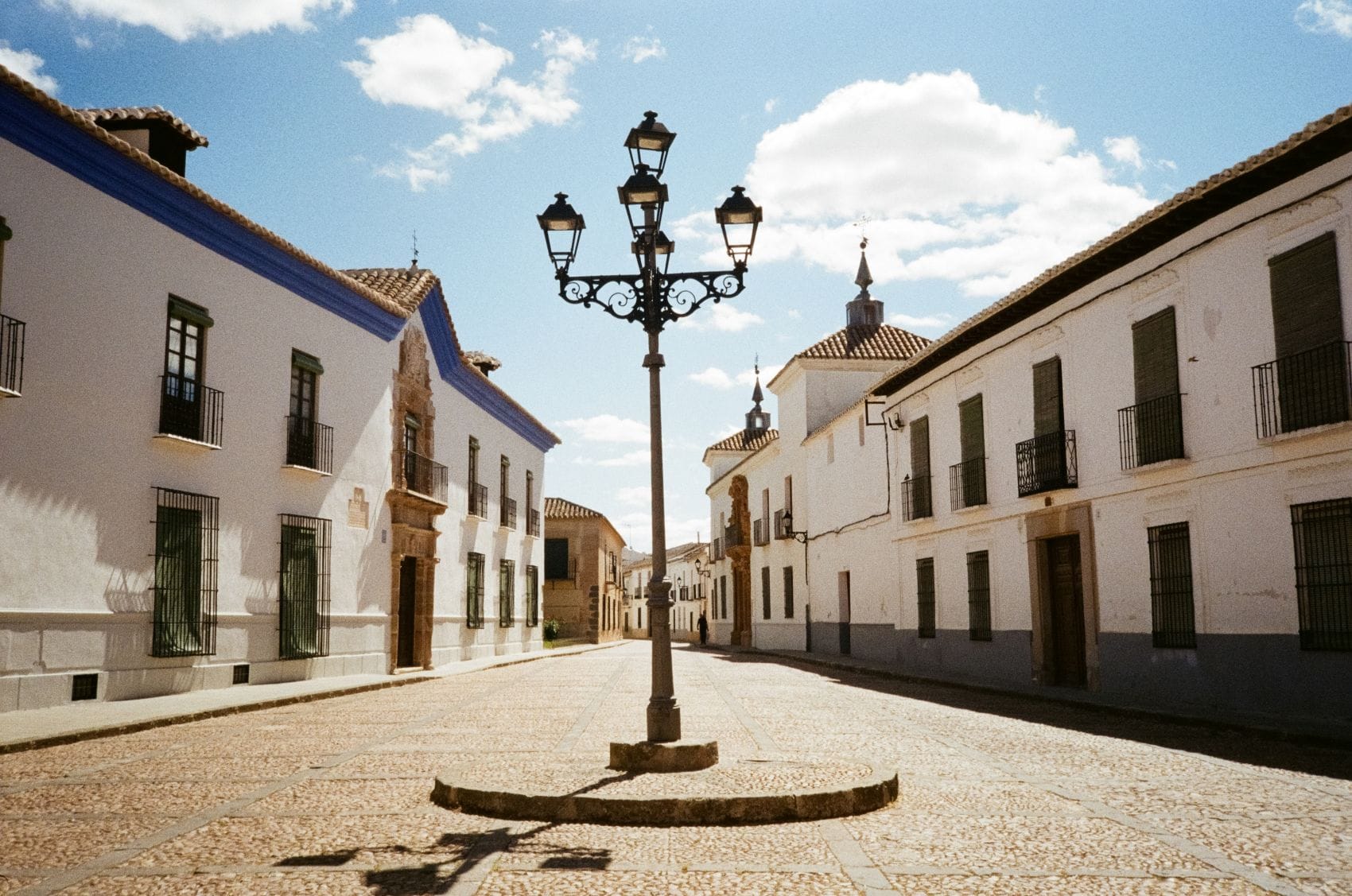 Historische Gasse mit weiß gekalkten Häusern in der Altstadt von Almagro in Kastilien-La Mancha, Spanien