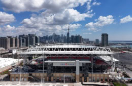 Blick von außen auf das BMO Field in Toronto, im Hintergrund die Skyline der Stadt