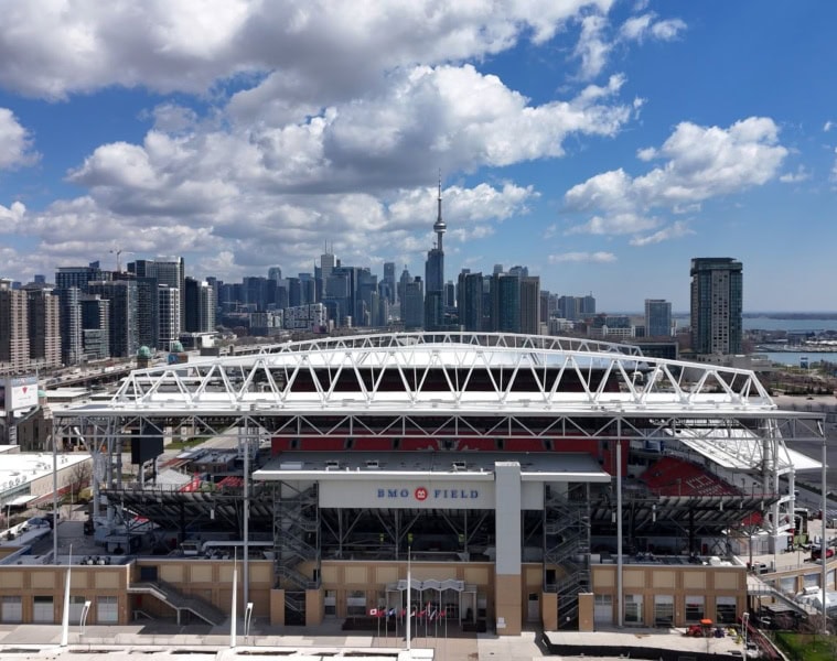 Blick von außen auf das BMO Field in Toronto, im Hintergrund die Skyline der Stadt