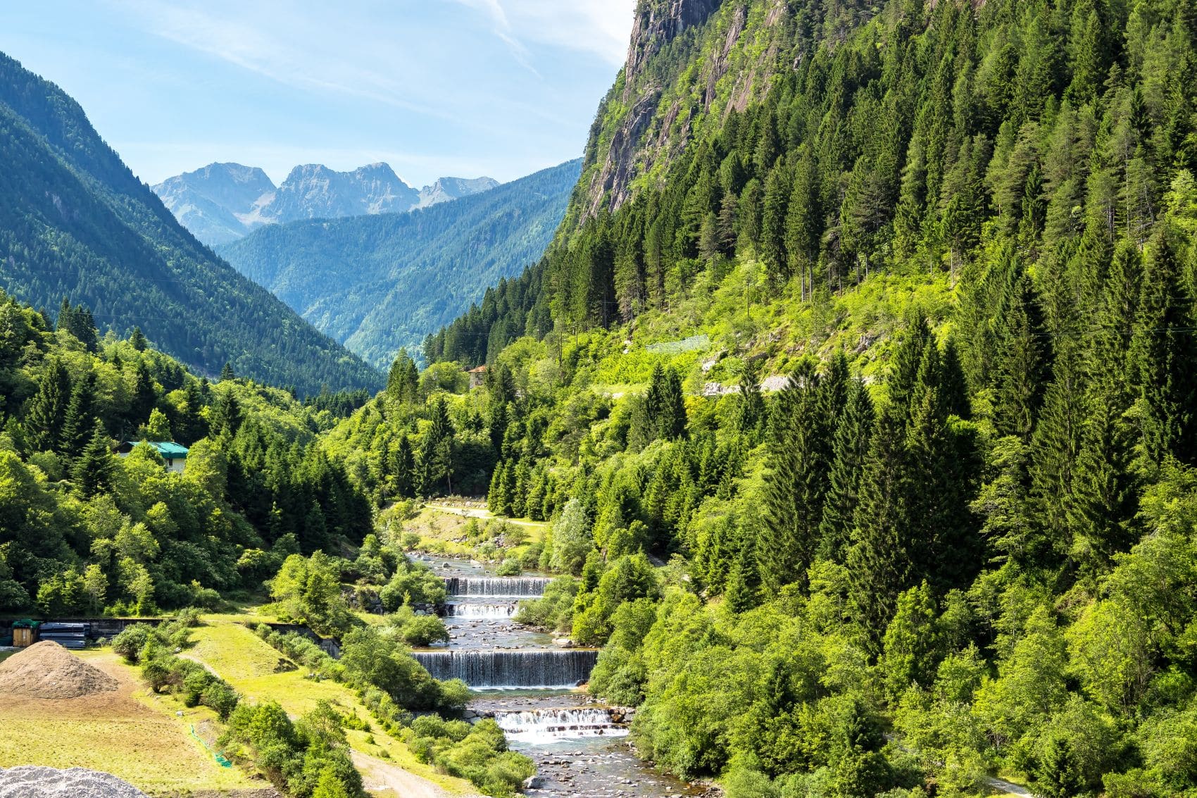 Blick auf das Valle del Vanoi bei Canal San Bovo im Trentino mit Bergwald und Bachlauf