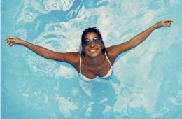 Frau im Pool vom Dolder Wellenbad