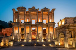 Beleuchtete Fassade der Celsus-Bibliothek von Ephesus in der blauen Stunde.