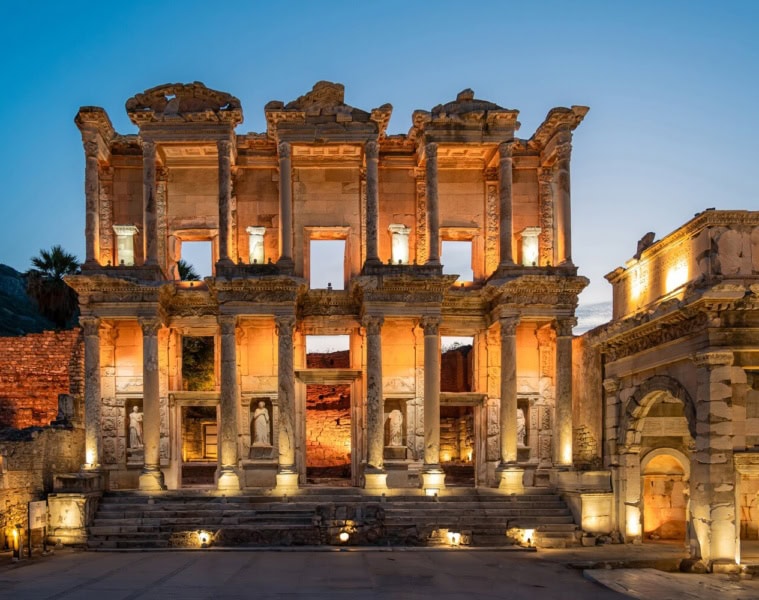 Beleuchtete Fassade der Celsus-Bibliothek von Ephesus in der blauen Stunde.