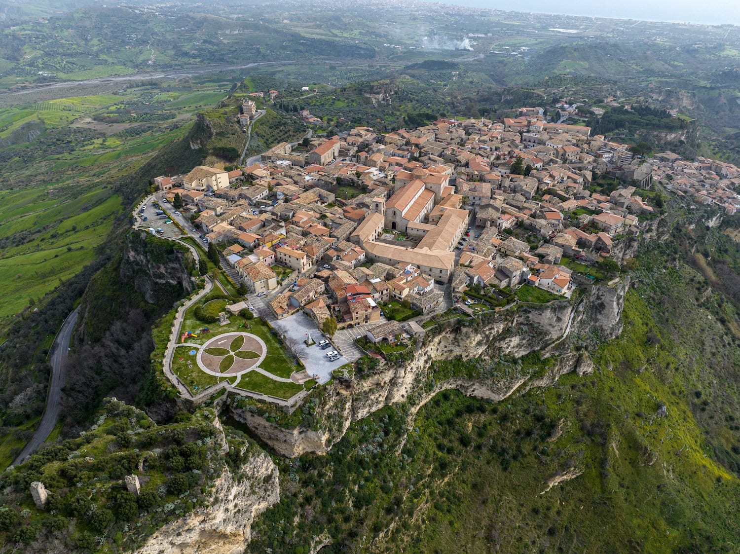 Luftaufnahme von Gerace, Reggio Calabria, im Nationalpark Aspromonte. Norman Castle of Gerace. Historisches Zentrum mit mittelalterlichem Flair. Kalabrien, Italien