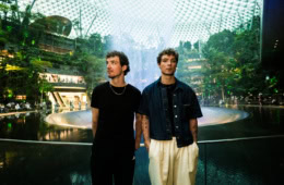 Heiko und Roman Lochmann stehen vor dem Wasserfall und der begrünten Glaskuppel im Jewel Changi Airport in Singapur.
