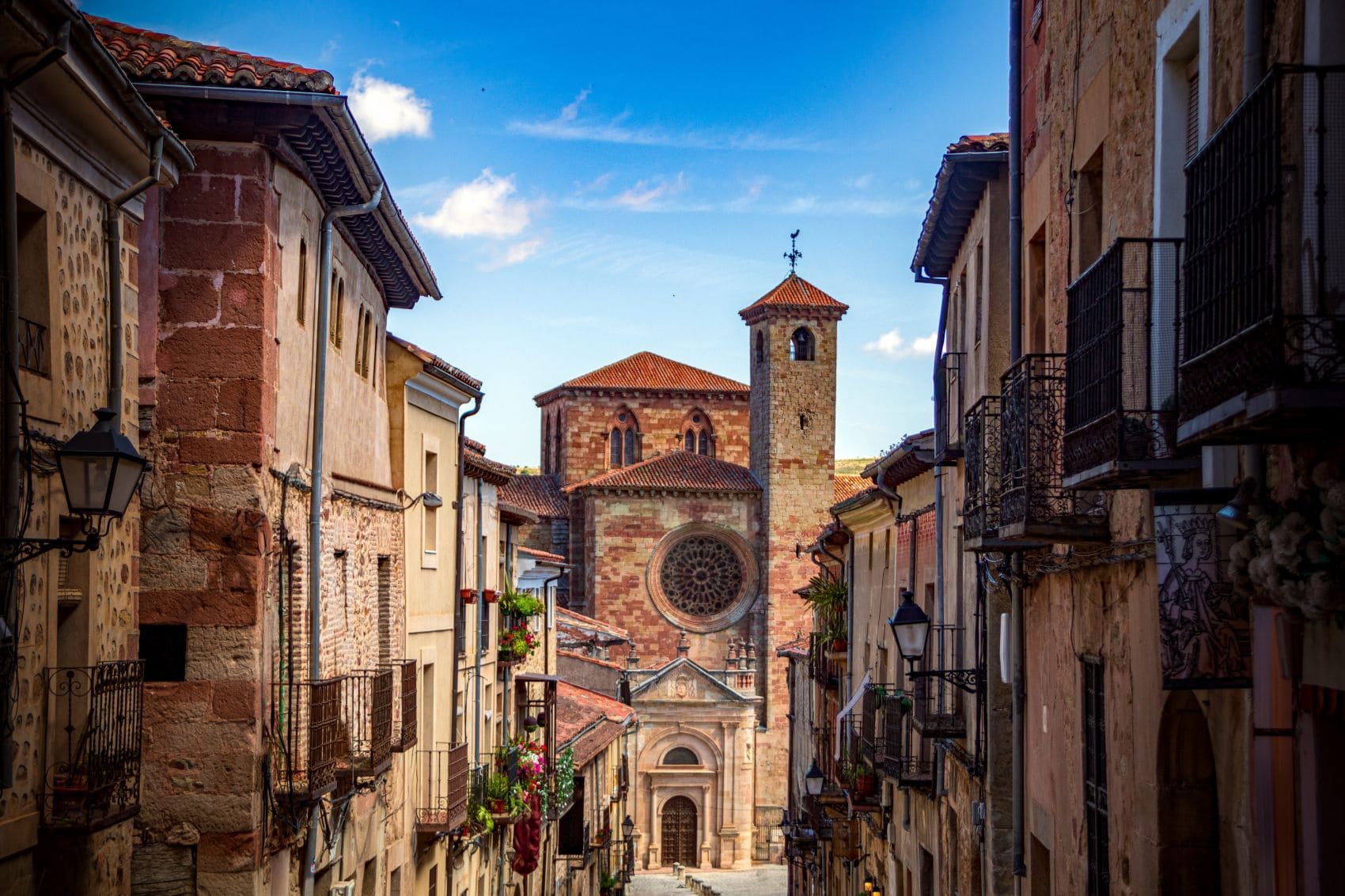Historische Altstadt von Sigüenza mit Blick auf die romanisch-gotische Kathedrale in Kastilien-La Mancha, Spanien
