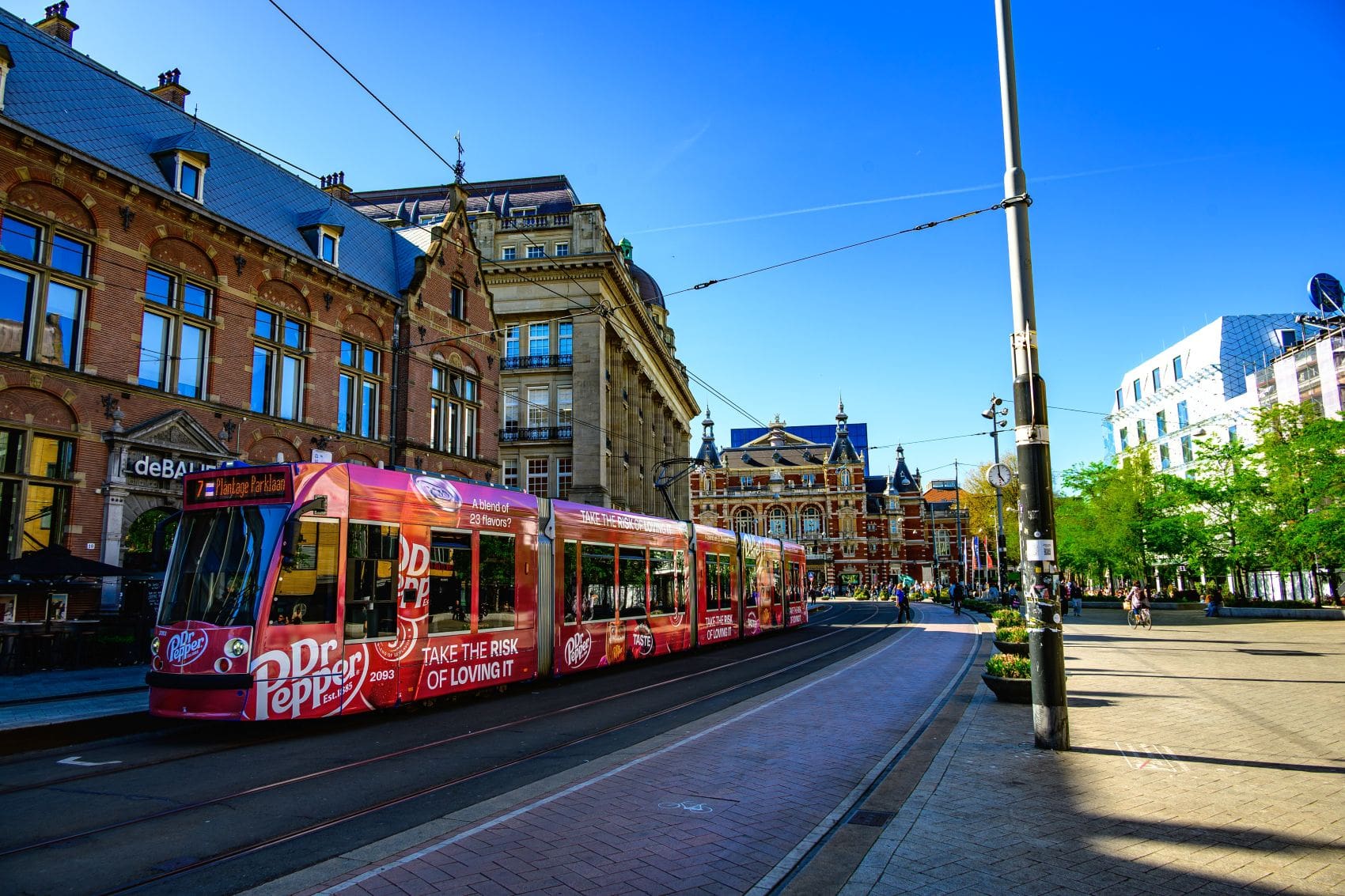 Straßenbahn fährt durch das Zentrum Amsterdams