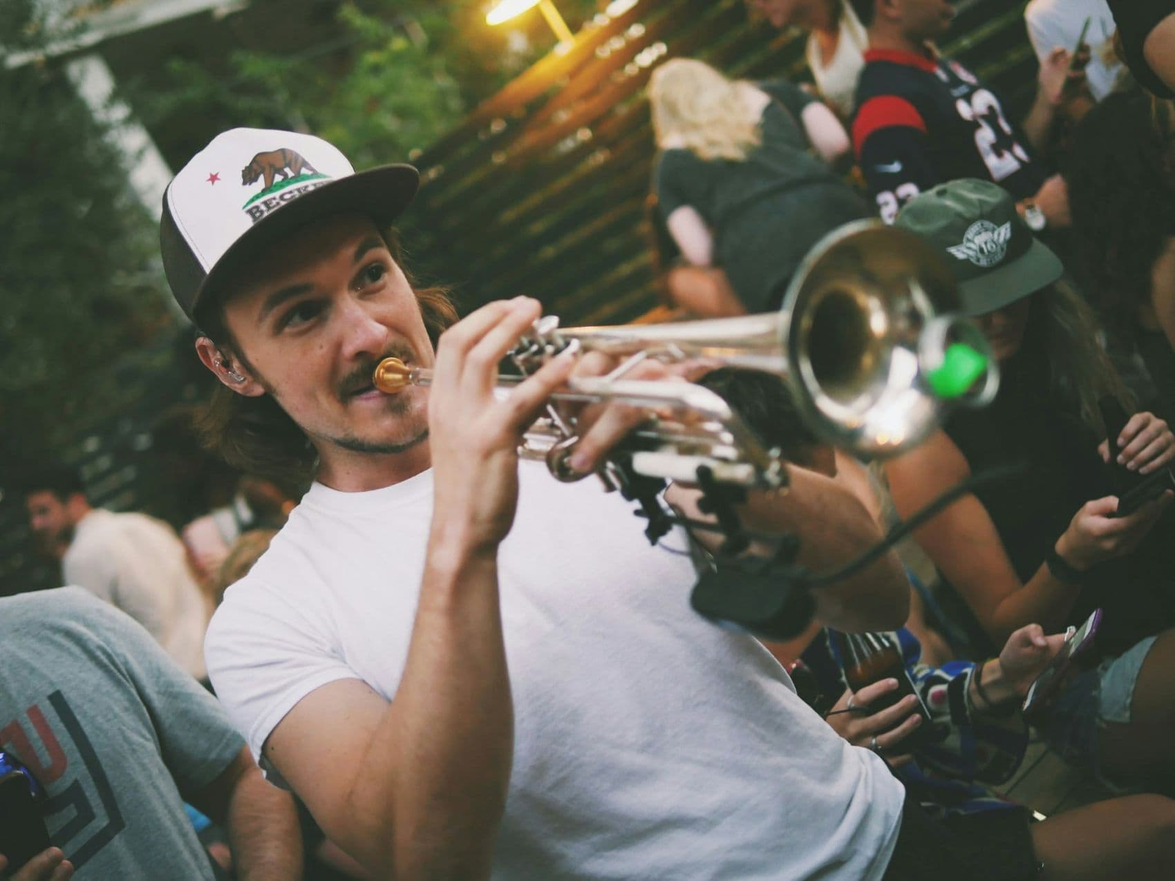 Straßenmusiker spielt Trompete bei einer Open-Air-Veranstaltung in Austin, der Musikhauptstadt von Texas.