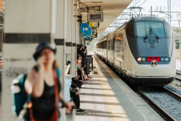 Ein Zug am Bahnhof Brindisi.