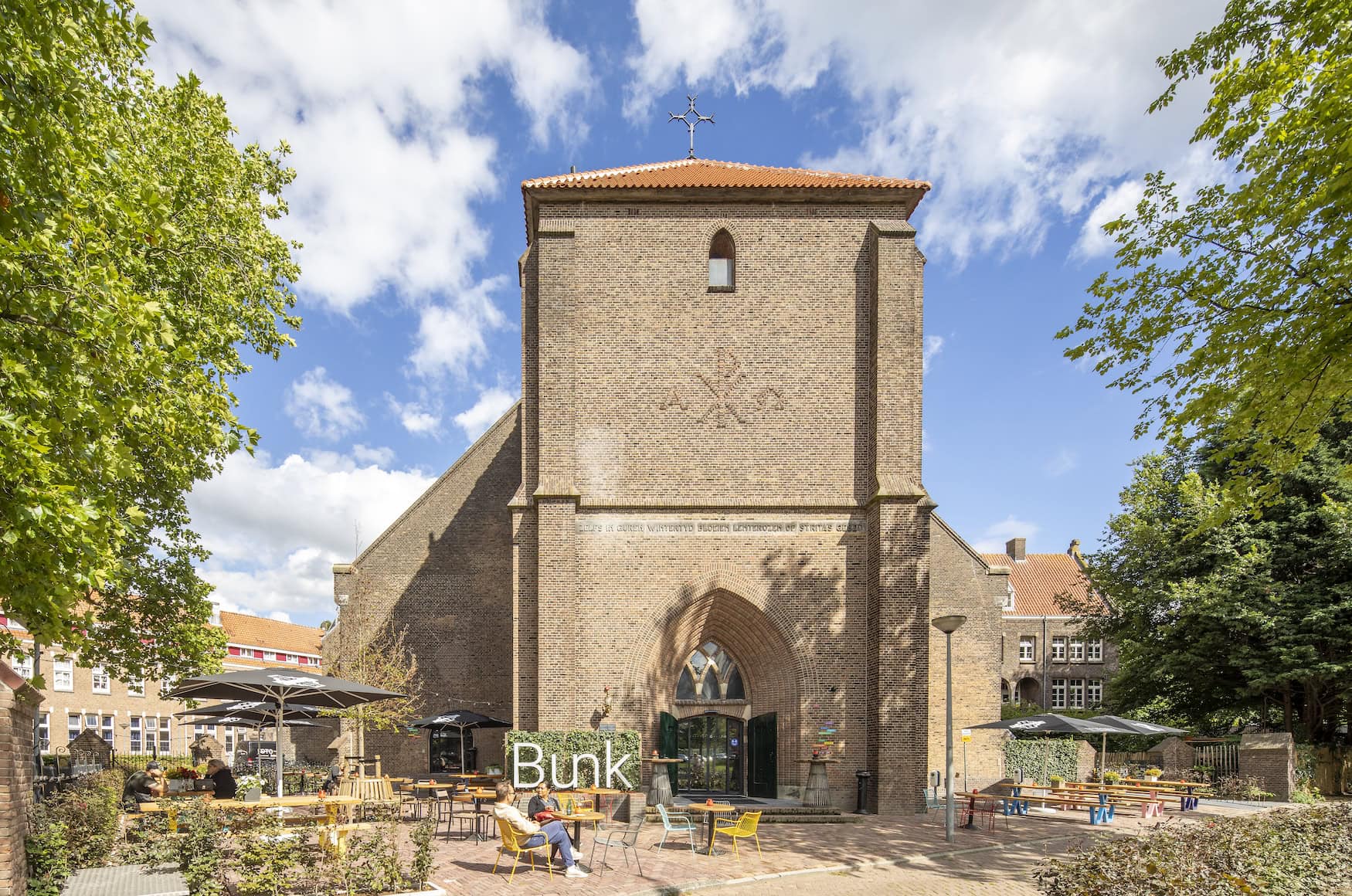 Bunk Amsterdam in einer umgebauten Backsteinkirche mit Terrasse, Amsterdam Noord