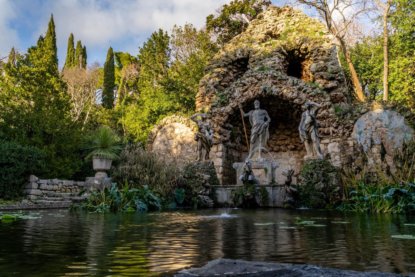 Statue des Gottes Neptun an einem künstlichen Teich in einem Arboretum nahe Dubrovnik