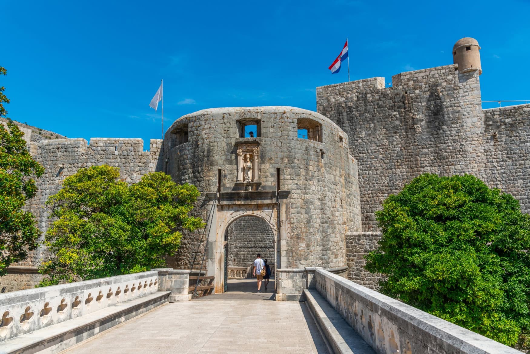 Blick auf das massive Pile-Tor, ein Teil der historischen Stadtmauer von Dubrovnik
