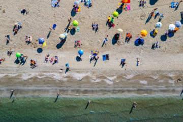 Menschen an einem Strand an der Adria.