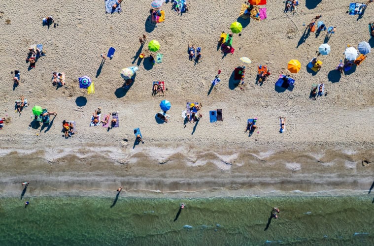 Menschen an einem Strand an der Adria.