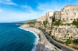 Auf einer Steilklippe liegt die mittelalterliche Stadt Tropea in Kalabrien, einer Region mit Erdbeben in Italien. Links von der Klippe erstreckt sich das Mittelmeer.