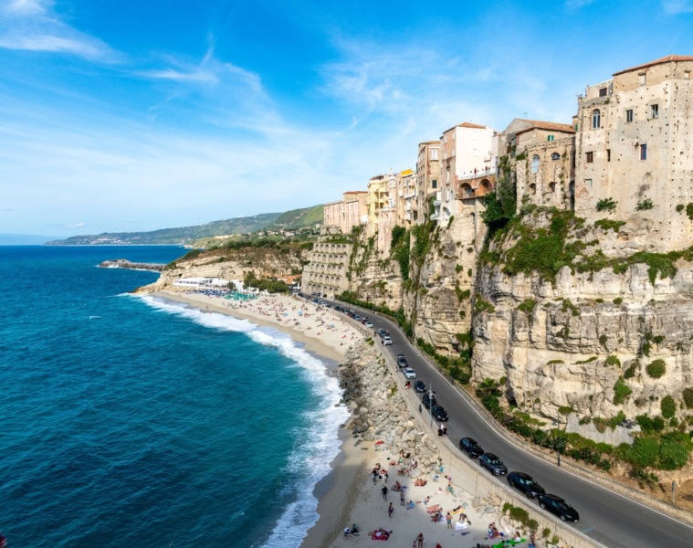Auf einer Steilklippe liegt die mittelalterliche Stadt Tropea in Kalabrien, einer Region mit Erdbeben in Italien. Links von der Klippe erstreckt sich das Mittelmeer.