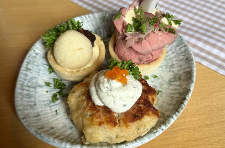 Essen in Graz: Häppchen auf einem Teller.