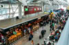 Passagiere im Terminal des Flughafens Lissabon