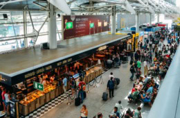 Passagiere im Terminal des Flughafens Lissabon